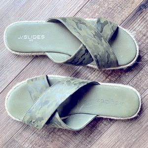NWB J/SLIDES NYC GREEN CAMO LEATHER REVA